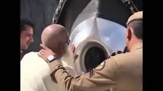 SUBHANALLAH???? bapak ini sudah tua masih bisa cium hajar aswad