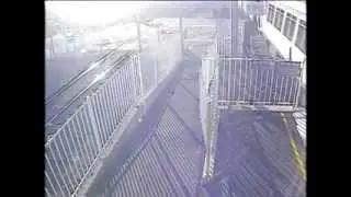 Страшное видео ! Повезло ему !!!