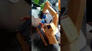 #short toy excavator