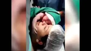 Yeni doğan bebek annesinin yüzüne sarılıp bırakmadı ŞOK