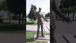 Памятник Муслиму Магомаеву, Баку.