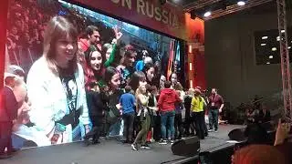 Выступление Эндрю Скотта. Коллективное сэлфи