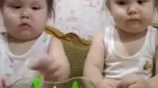 Конфетки манят! Умнички девочки