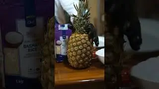 Жареный рис в ананасе