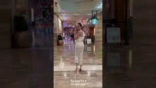 Yürüyen sempatik güzel Melis Sezen 