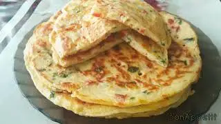 Мягкие лепешки с овощами на сковороде