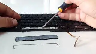 Cómo quitar, reemplazar y volver a colocar la tecla de la barra espaciadora en una computadora SONY