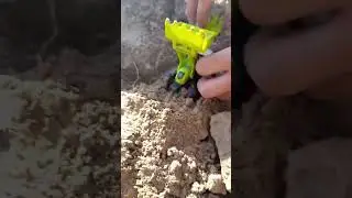 Экскаватор копает на кладбище