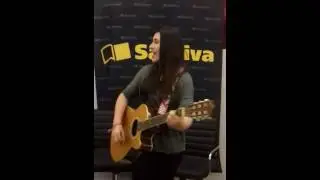 Bibi Tatto cantando em final de sessao de autografos