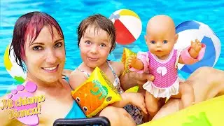 La bambina Bianca va al parco acquatico! Giochi in acqua con le bambole. Video per bambini