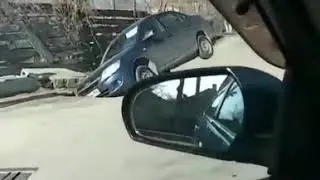 В Пятигорске иномарка провалилась в яму на дороге