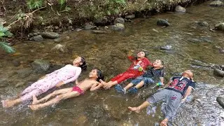 Serunya Bocah-bocah Mandi Sungai