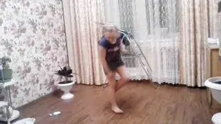 Полина танцует под песню танцы в моей кровати