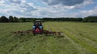 Ворошение травы при сушке на сено.