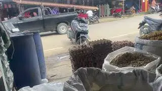 Suasana di jalan depan toko grosir