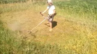 Бензокоса Витязь, сын косит траву.