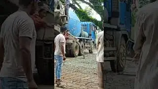 রাস্তার কাজ চলতেছে।