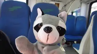Изи пътува във влак.