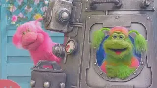 Justins House. BBC UK. CBeebies. Puppeteers Kat and Helena Smee. Alien Puppets by Hands Up Puppets.