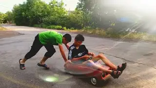 Ездием на маленькой машинке 