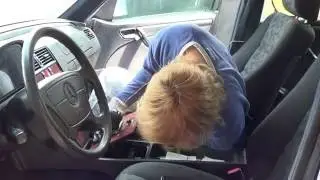 Установка подлокотника в Mercedes C класса с 202 кузовом.