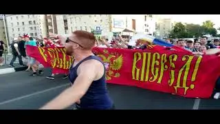 Фанаты поют по пути на стадион MP4