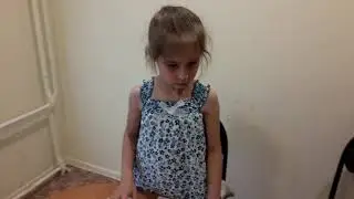Дети складывают картинки и слова на английском