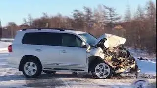 Toyota Land Cruiser врезался в трал в Ногликах