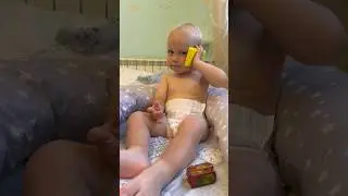 Владик пытается позвонить Маме с игрушечного телефона