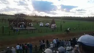 Конные скачки на земле олонхо Сунтаар в ипподроме "Дьоьгой куоруотэ".