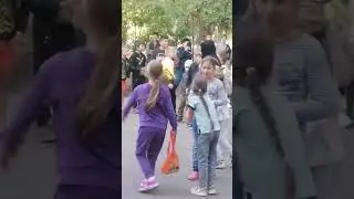 31августа .Праздник возле дома перед тем, как идти в школу. Продолжение