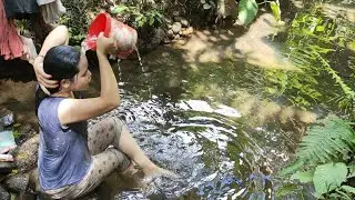 Keseharian Gadis Dayak di Pedalaman Hutan Kalimantan