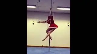 Стриптиз видео   Снегурочка раздвинула ноги на пилоне