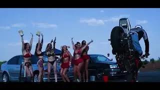 Автомойка в купальниках у 