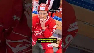 🤯 СУДЬЯ ЗАСТАВИЛ ХОККЕИСТА СМЕНИТЬ МАЙКУ?! Смотрите «Хороший Гол» на Кинопоиске!