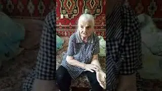Бабушка читает мудрый стих