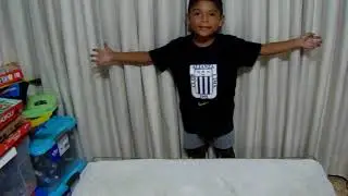 ADIVINANDO QUE HAY DEBAJO DE LA MESA ???