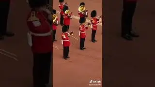 Members of the military play the US national anthem😎🇺🇸🇬🇧
