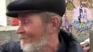 Бомж пьёт 1,5 литра водки за минуту
