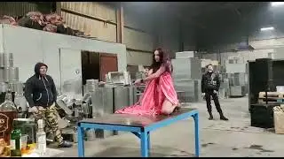 Стриптиз в розовом платье