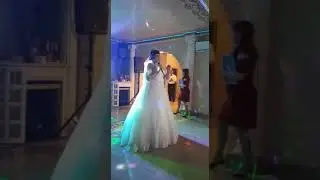 Невеста с братом поют песню маме на свадьбе