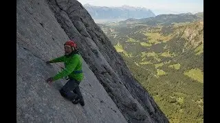 UN HOMME DE 94 ANS ESCALADE UNE MONTAGNE