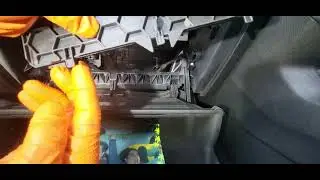 how to replace change  cabin filter 202 skoda