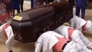 Негры танцуют с гробом.Танцующие гробовщики в Африке