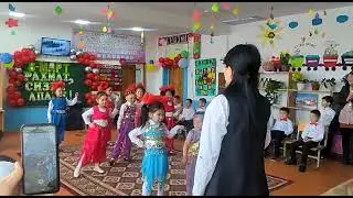 танец девочек/ утренник