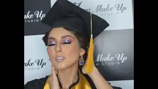 BLUE CUT CREASE MAKE UP