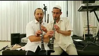 לנגן קלרינט ב-4 ידיים