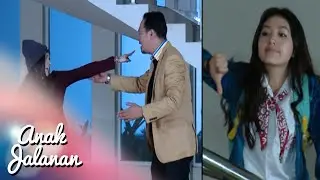 Reva ngeledek Adriana di belakang papanya [Anak Jalanan] [10 Des 2015]