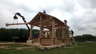 Монтаж коньковой балки на Сцене из комлей в парке Коломеснкое