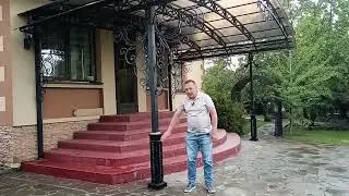 навес из поликарбоната с элементами классической ковки